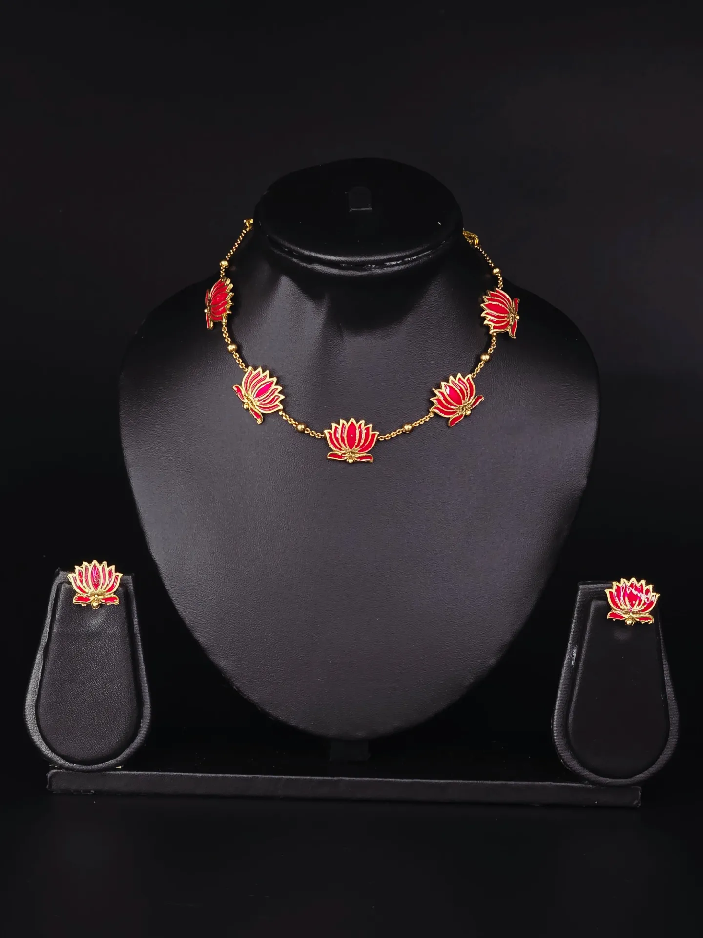 Lotus Choker (Red)