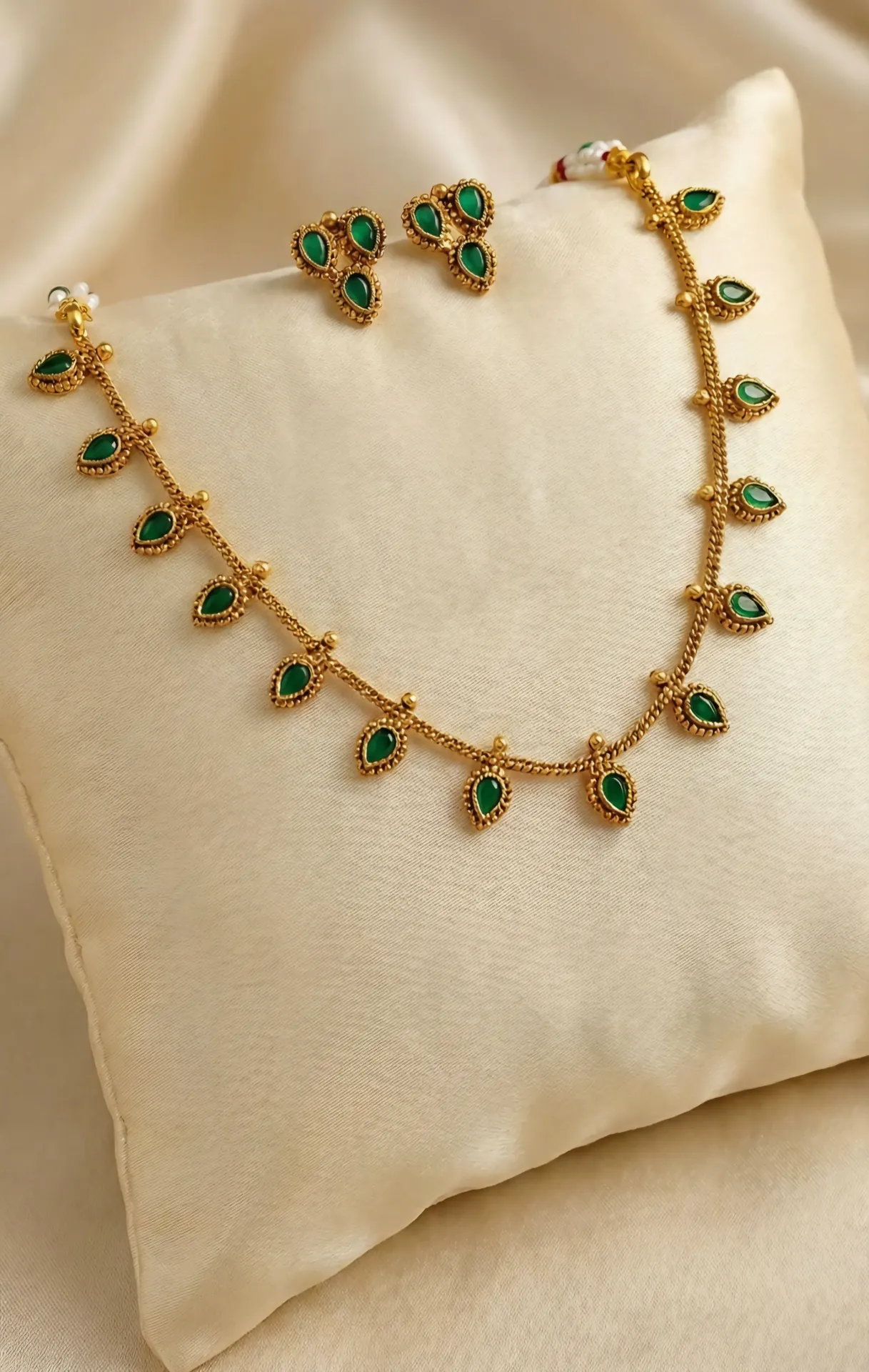 Minimal Tear Drop Gold Neckpiece