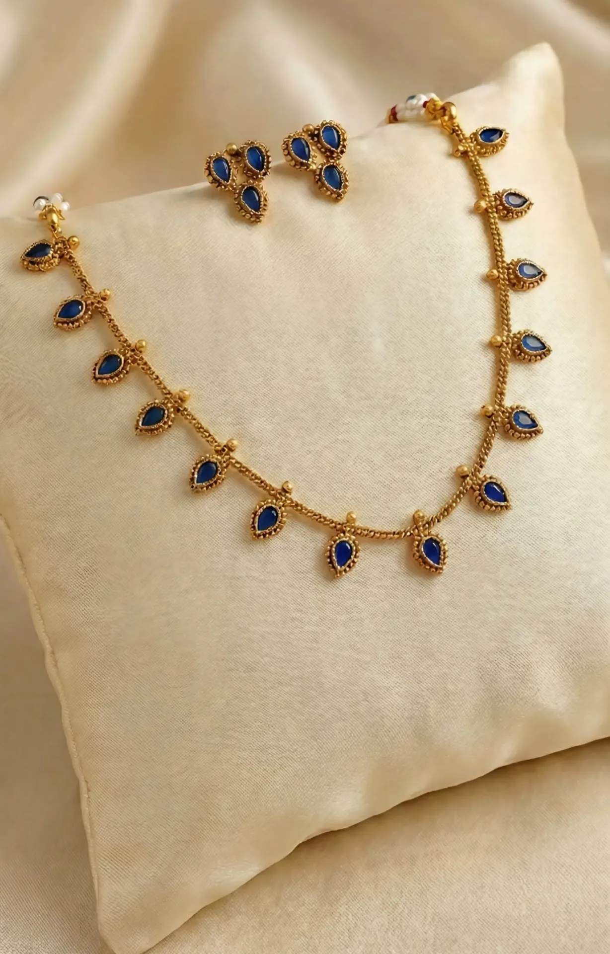 Minimal Tear Drop Gold Neckpiece